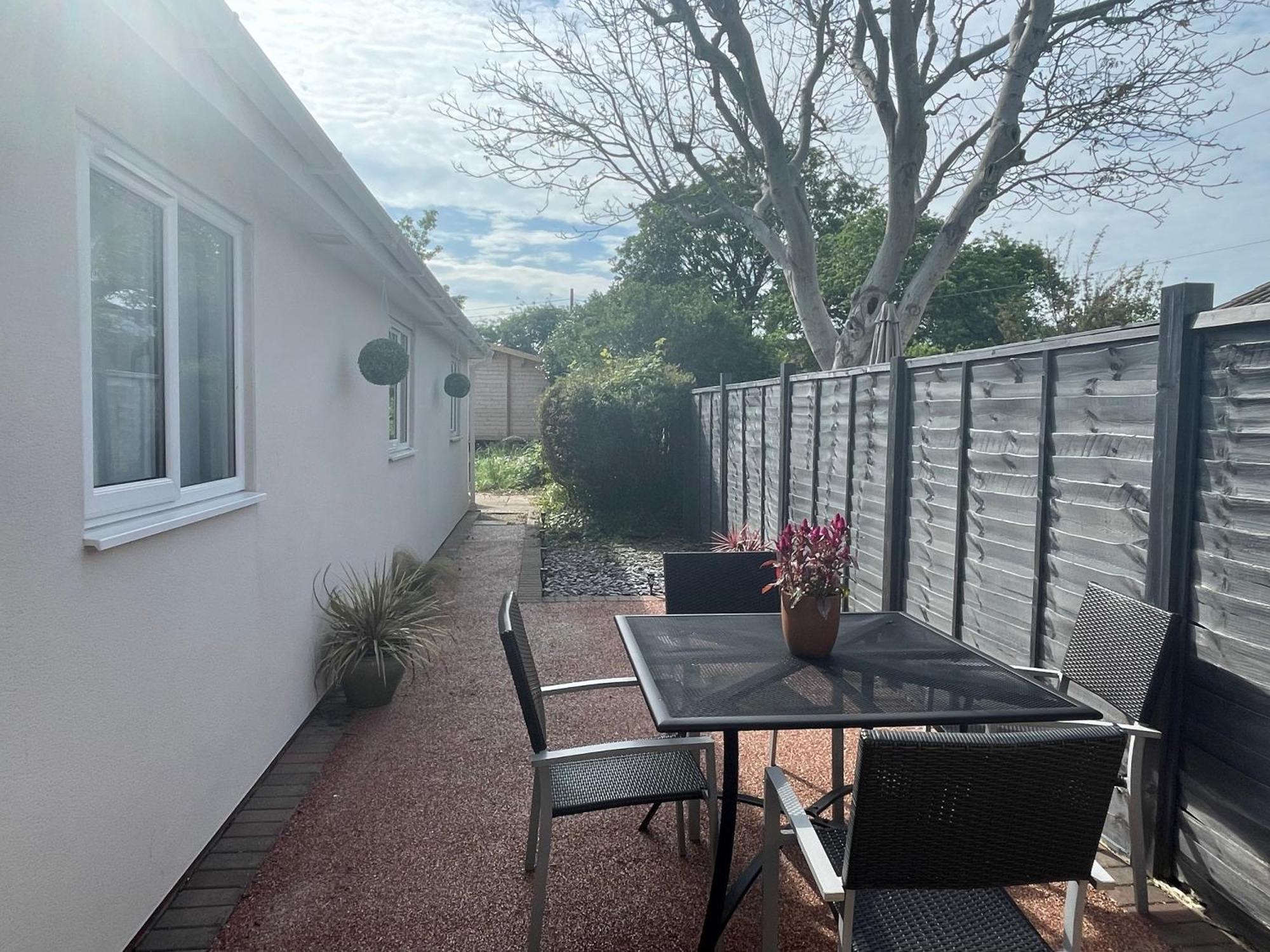 Maple Leaf Guest House Almondsbury Exterior foto